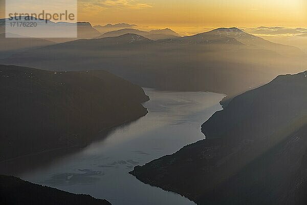 Abendstimmung  Nationalpark Jostedalsbreen  Blick vom Gipfel des Berges Skåla auf Fjord Innvikfjorden  Bergkette Breheimen  Stryn  Vestland  Norwegen  Europa