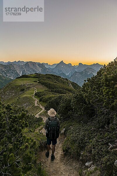 Wanderer auf Wanderweg am Bärenkopf  Sonnenuntergang  Blick auf Berggipfel Sonnjoch Kaserjochspitze und Dristenkopf  Achensee  Karwendel  Tirol  Österreich  Europa