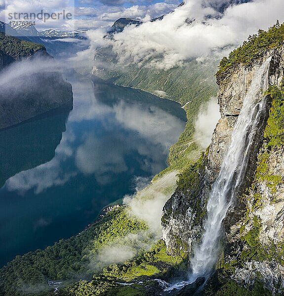 Wasserfall Gjerdefossen  am Ørnesvingen Aussichtspunkt  Geirangerfjord  bei Geiranger  Møre og Romsdal  Norwegen  Europa