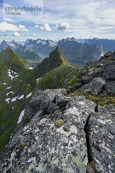 Berglandschaft  Blick vom Gipfel des Munken  Moskenesöy  Lofoten  Nordland  Norwegen  Europa