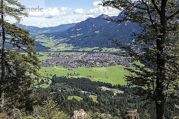 Ausblick ins Illertal und auf Oberstdorf  Allgäuer Alpen  Oberallgäu  Allgäu  Bayern  Deutschland  Europa