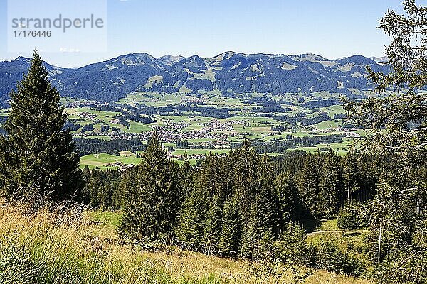 Ausblick ins Illertal zwischen Oberstdorf und Sonthofen  hinten Berge der Allgäuer Alpen  Oberallgäu  Allgäu  Bayern  Deutschland  Europa