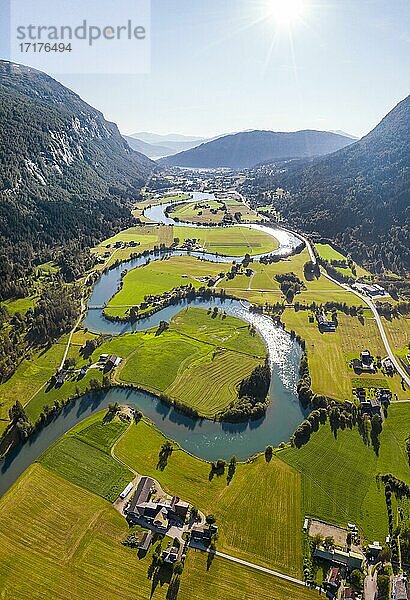 Luftaufnahme  Bergtal mit mäanderndem Fluss Stryneelva  Stryn  Vestland  Norwegen  Europa