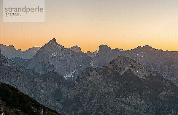 Sonnenuntergang hinter Bergsilhouette  Silhouette des Sonnjoch und der Schaufelspitze  vorne Gipfel Dristenkopf  Berglandschaft  Ausblick vom Gipfel des Bärenkopf  Achensee  Karwendel  Tirol  Österreich  Europa