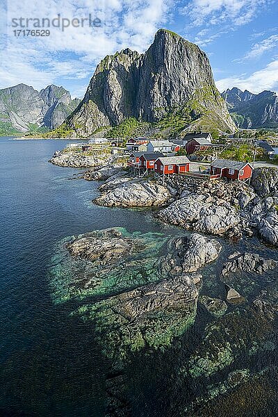 Rorbuer  typische Holzhäuser  Hamnoy  Reinefjord mit Bergen  Moskenes  Moskenesöy  Lofoten  Norwegen  Europa