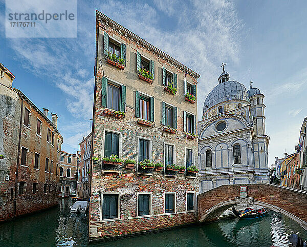 Kanal  typische Architektur und Kirche Chiesa di Santa Maria dei Miracoli  Venedig  Venetien  Italien |Chanal  typical architecture and church Chiesa di Santa Maria dei Miracoli  Venice  Veneto  Italy|