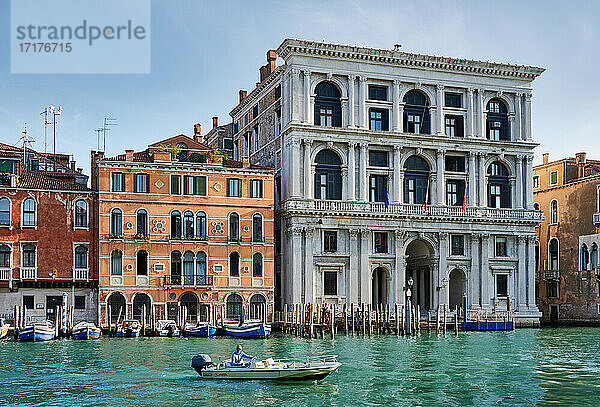 Palazzo Grimani di San Luca (Corte d'Appello)  typische venezianische Haeuserfassaden am Canale Grande  Venedig  Venetien  Italien |Palazzo Grimani di San Luca (Corte d'Appello)  typical Venetian house facades on the Grand Canal  Venice  Veneto  Italy|