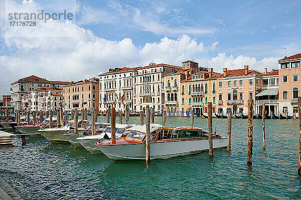 typische venezianische Haeuserfassaden am Canale Grande  Venedig  Venetien  Italien |typical Venetian house facades on the Grand Canal  Venice  Veneto  Italy|