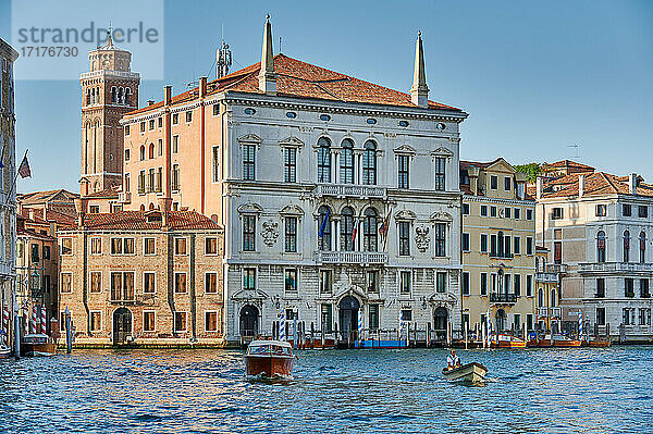 typische venezianische Haeuserfassaden am Canale Grande  Venedig  Venetien  Italien |typical Venetian house facades on the Grand Canal  Venice  Veneto  Italy|