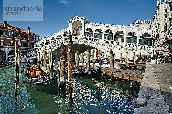 Rialtobrücke mit Gondel im Vordergrund  Venedig  Venetien  Italien |Rialto Bridge and gondola in front  Venice  Veneto  Italy|