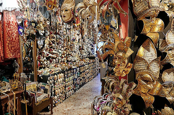 Geschaeft mit venezianischen Masken für venezanischen Karneval  Venedig  Venetien  Italien |shop with Venetian carnival masks for sale  Venice  Veneto  Italy|