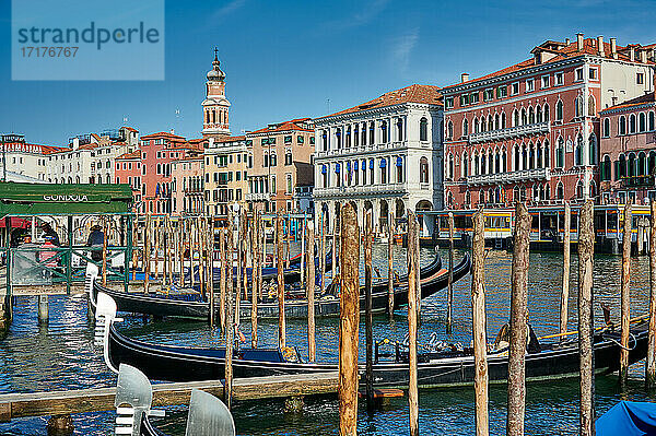 Gondeln vor typische venezianische Haeuserfassaden am Canale Grande  Venedig  Venetien  Italien |gondolas in front of typical Venetian house facades on the Grand Canal  Venice  Veneto  Italy|