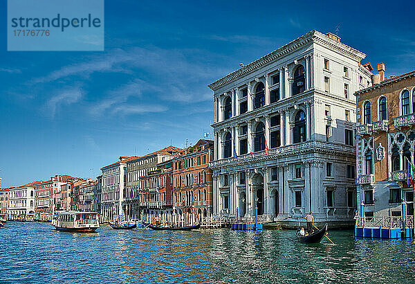 typische venezianische Haeuserfassaden am Canale Grande  Venedig  Venetien  Italien |typical Venetian house facades on the Grand Canal  Venice  Veneto  Italy|