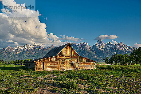 Grand Teton Range mit beruehmter Scheune  Mormon Row Historic District im Grand-Teton-Nationalpark  Wyoming  Vereinigte Staaten von Amerika |Grand Teton Range with Famous barn  Mormon Row Historic District in Grand Teton National Park  Wyoming  United States of America|