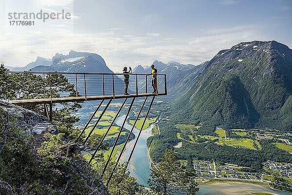 Wanderer stehen auf Aussichtsplattform Rampestreken  Wanderung Romsdalseggen  Fluss Rauma  Romsdalfjellene-Berge  Andalsnes  Møre og Romsdal  Norwegen  Europa