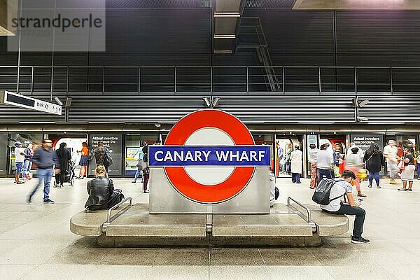 London  9. Juli 2019: U-Bahn Bahnhof London Underground Metro Symmetrie Canary Wharf Jubilee Line  Großbritannien  Europa