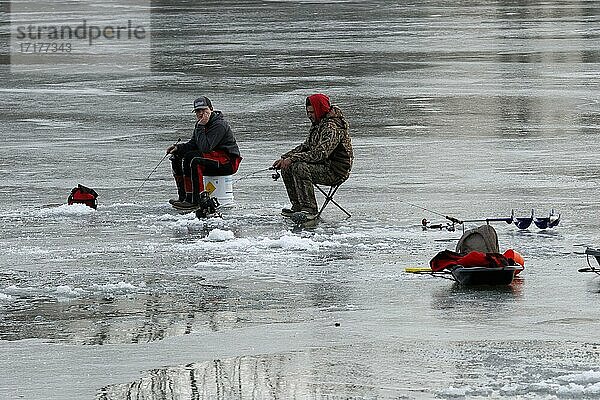 Menschen fischen auf gefrorenem Fluss  Provinz Quebec  Kanada  Nordamerika