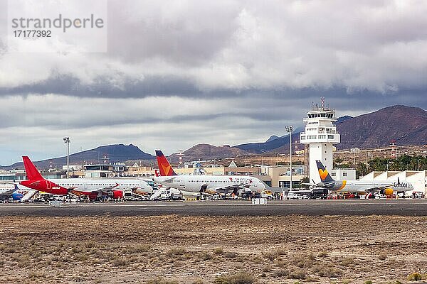 Flugzeuge auf dem Flughafen Teneriffa Süd (TFS) in Teneriffa  Spanien  Europa