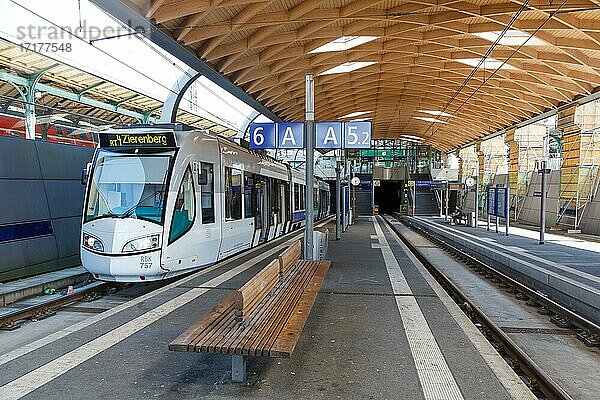 RegioTram Kassel Straßenbahn Tram Bahn Nahverkehr Haltestelle Hauptbahnhof  Kassel  Deutschland  Europa