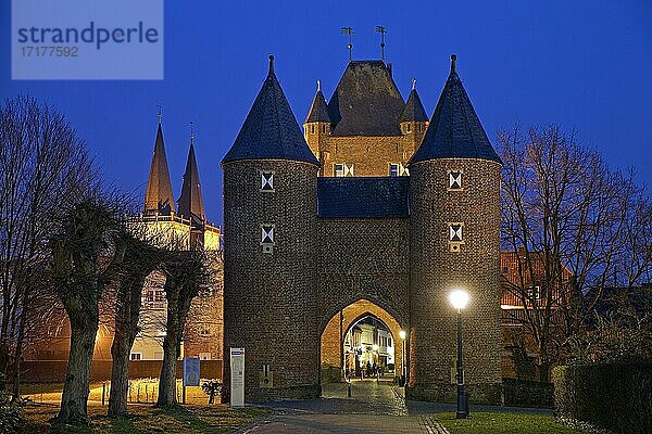 Klever Tor mit den Kirchtürmen von St. Viktor am Abend  Xanten  Niederrhein  Nordrhein-Westfalen  Deutschland  Europa
