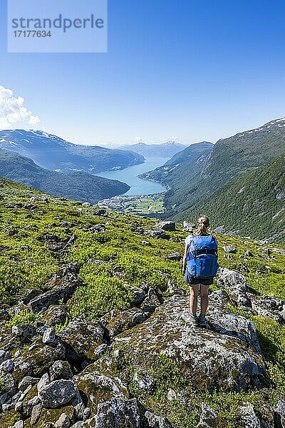 Wanderin auf dem Wanderweg zum Berg Skåla  Fjord Innvikfjorden  Nationalpark Jostedalsbreen  Stryn  Vestland  Norwegen  Europa