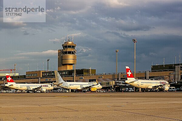 Airbus A320 Flugzeuge der Swiss und Vueling auf dem Flughafen Zürich  Schweiz  Europa