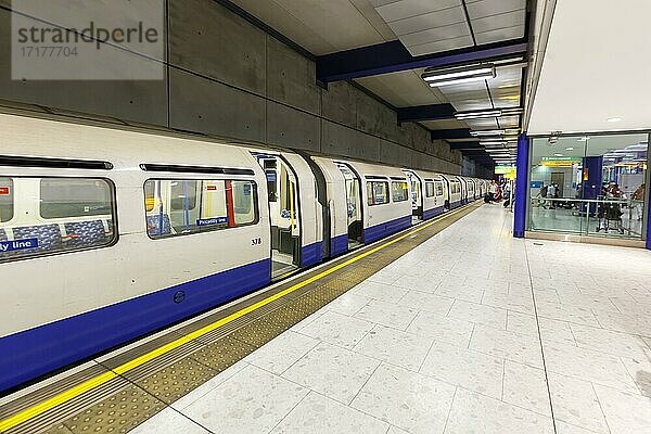 U-Bahn Bahnhof Underground Terminal 5 des Flughafen London Heathrow (LHR) im Vereinigten Königreich