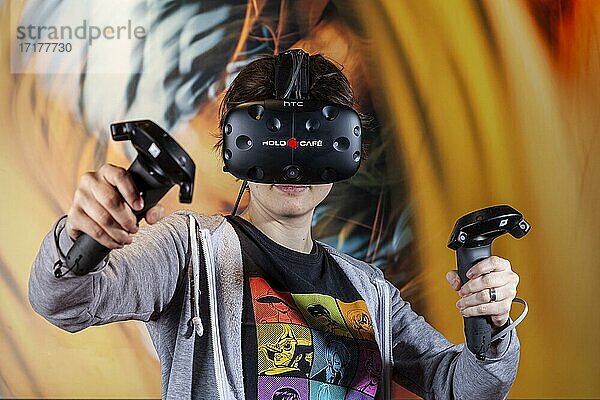Jugendliche mit Videobrille  Virtual Reality  Multiplayer Games für 3D Erlebnis  Deutschland  Europa