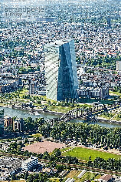EZB Europäische Zentralbank Hochhaus Luftbild Fluss Main Wolkenkratzer Hochformat Stadt City  Frankfurt  Deutschland  Europa
