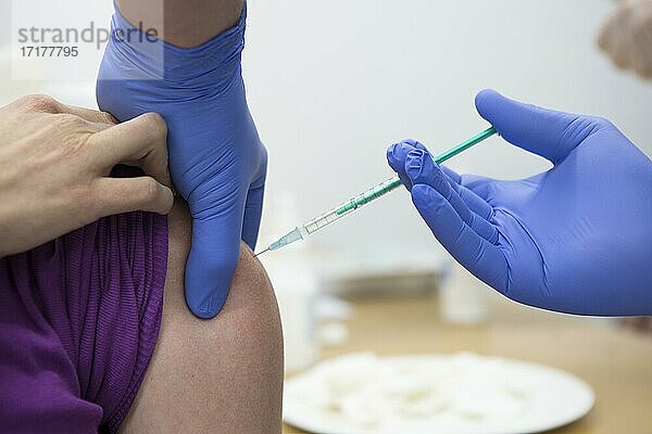 Covid-19 Impfung  Impfstoff von AstraZeneca  Spritze mit Impfstoff am Oberarm  Impfprozess  Bergisches Land  Nordrhein-Westfalen  Deutschland  Europa