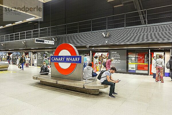 London  9. Juli 2019: U-Bahn Bahnhof London Underground Metro Canary Wharf Jubilee Line  Großbritannien  Europa