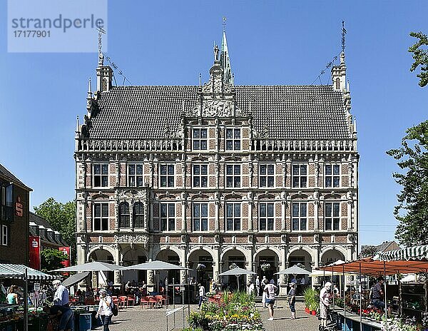 Historisches Rathaus am Markt  niederländische Backsteinrenaissance  Bocholt  Münsterland  Nordrhein-Westfalen  Deutschland  Europa