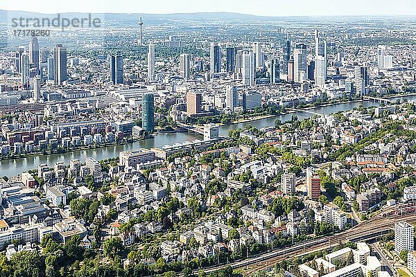 Skyline Luftbild Fluss Main Eisenbahn Bahn Züge ICE Hochhäuser Wolkenkratzer Stadt  Frankfurt  Deutschland  Europa