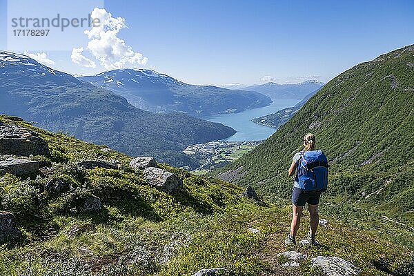 Wanderin auf dem Wanderweg zum Berg Skåla  Fjord Innvikfjorden  Nationalpark Jostedalsbreen  Stryn  Vestland  Norwegen  Europa