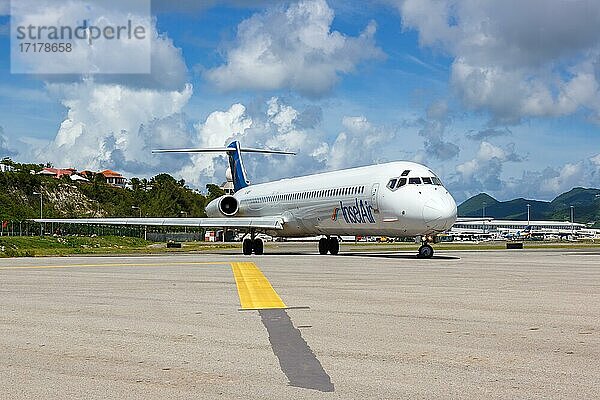 Eine McDonnell Douglas MD-83 der Insel Air mit dem Kennzeichen PJ-MDF auf dem Flughafen von St. Maarten