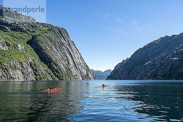 Kayaks auf dem Fjord Trollfjord am Raftsund  Lofoten  Nordland  Norwegen  Europa