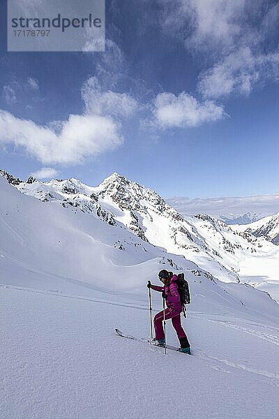 Skitourengeherin  Wintersportlerin  junge Frau  Kühtai  Tirol  Österreich  Europa