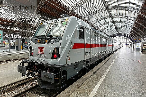 IC2 Intercity 2 Zug Lokomotive im Bahnhof Leipzig  Deutschland  Europa