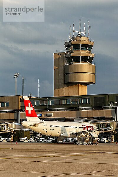 Ein Airbus A320 Flugzeug der Swiss mit dem Kennzeichen HB-JLP auf dem Flughafen Zürich  Schweiz  Europa