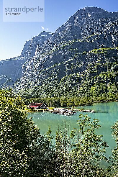 See Lovatnet mit Raststätte Kjenndalstova  Loen  Vestland  Norwegen  Europa