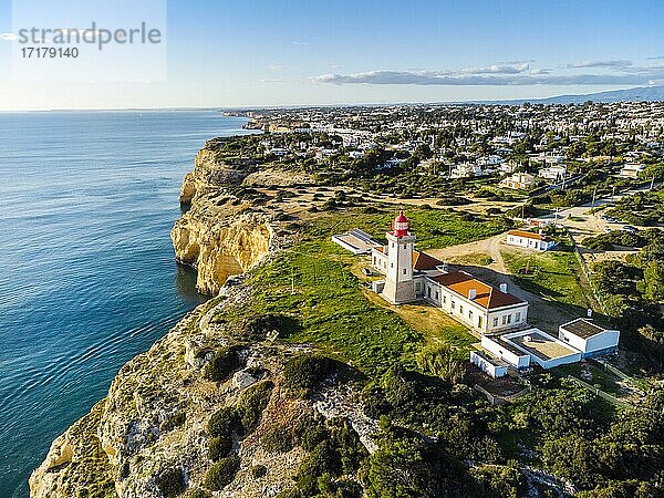 Steilküste der Algarve mit Alfazinha-Leuchtturm in Carvoeiro  Portugal  Europa