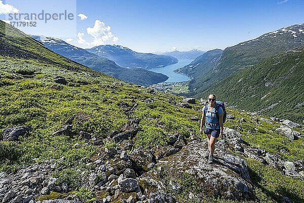 Wanderin auf dem Wanderweg zum Berg Skåla  Fjord Innvikfjorden  Nationalpark Jostedalsbreen  Stryn  Vestland  Norwegen  Europa