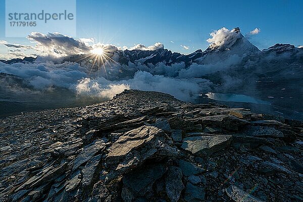 Blick auf Matterhorn bei Sonnenuntergang  Valtournenche  Aostatal  Italien  Europa