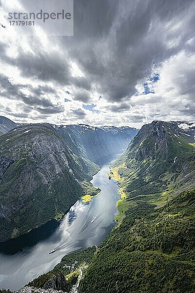 Blick vom Gipfel des Breiskrednosi  Berge und Fjord  Nærøyfjord  Aurland  Norwegen  Europa