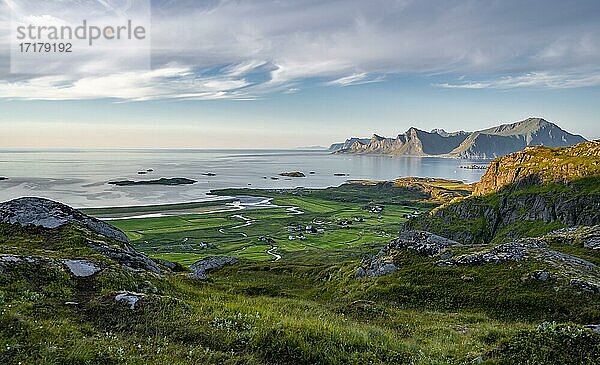 Meer und Ort mit Feldern  Fredvang  Lofoten  Nordland  Norwegen  Europa