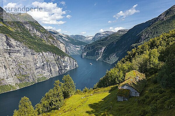 Blomberg Gård  historischer Bergbauernhof an steilem Berghang  Geirangerfjord  bei Geiranger  Møre og Romsdal  Norwegen  Europa