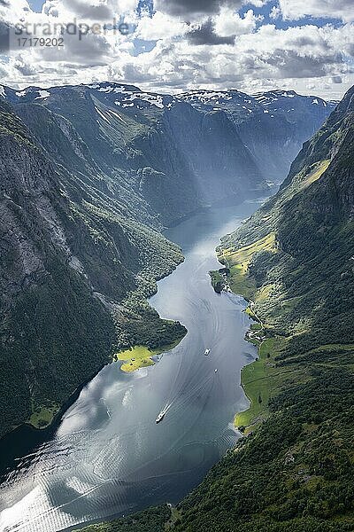 Blick vom Gipfel des Breiskrednosi  Berge und Fjord  Nærøyfjord  Aurland  Norwegen  Europa