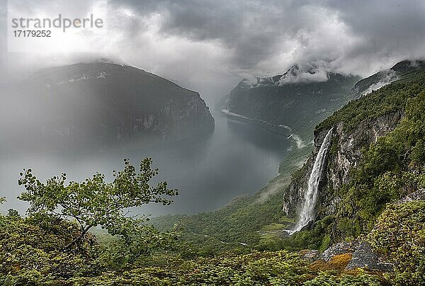 Wasserfall Gjerdefossen  am Ørnesvingen Aussichtspunkt  Geirangerfjord  bei Geiranger  Møre og Romsdal  Norwegen  Europa