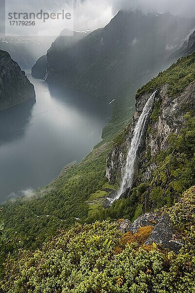 Wasserfall Gjerdefossen  am Ørnesvingen Aussichtspunkt  Geirangerfjord  bei Geiranger  Møre og Romsdal  Norwegen  Europa