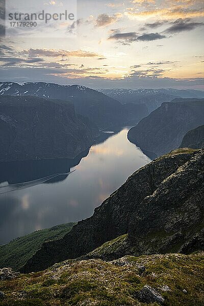 Abendstimmung am Gipfel des Berges Prest  Fjord Aurlandsfjord  Aurland  Norwegen  Europa